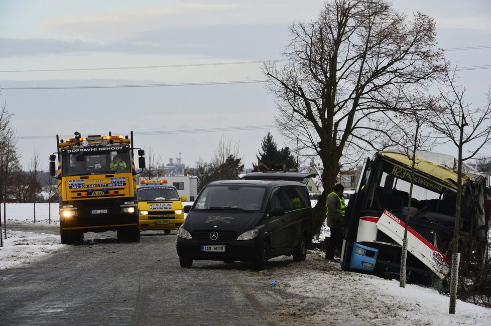 Autobus nedaleko Prahy boural do stromu, na místě zemřela žena.