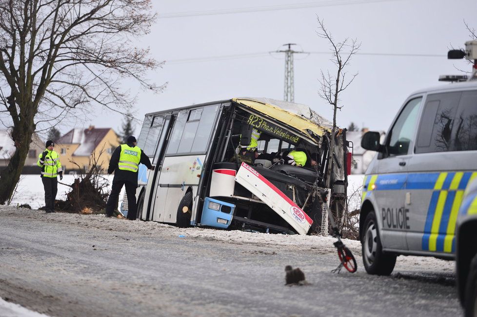 Nedaleko Prahy boural autobus do stromu, na místě zemřela jedna žena.