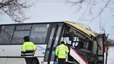 Vítr na Chomutovsku sfoukl autobus do příkopu: Byl plný dětí! 