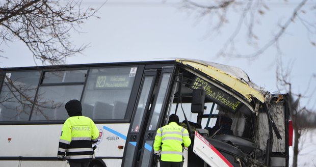 Vítr na Chomutovsku sfoukl autobus do příkopu: Byl plný dětí! 