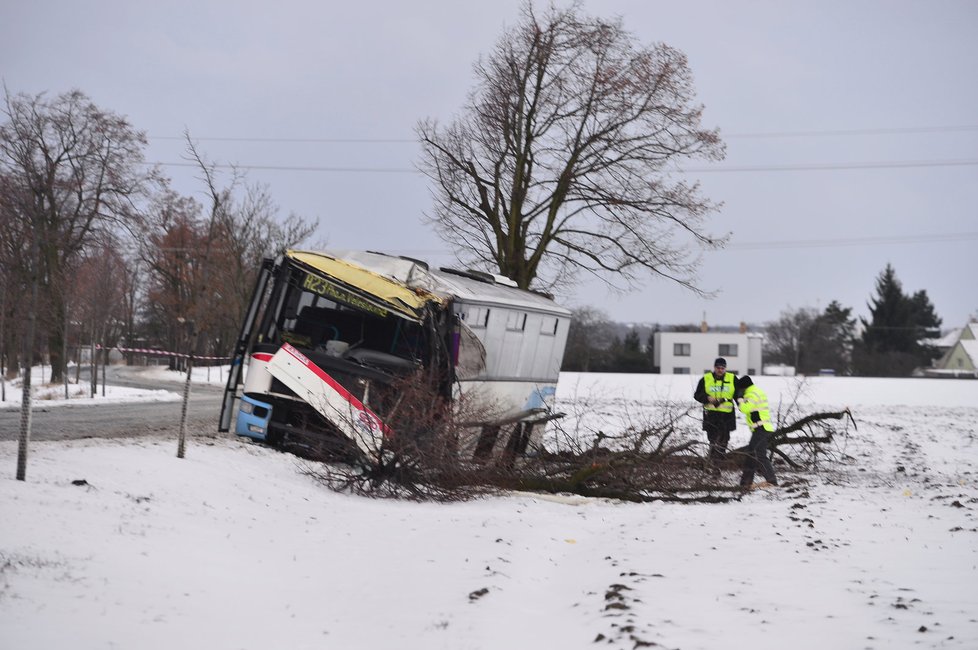 Nedaleko Prahy boural autobus do stromu, na místě zemřela jedna žena.