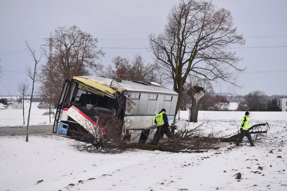 Nedaleko Prahy boural autobus do stromu, na místě zemřela jedna žena.