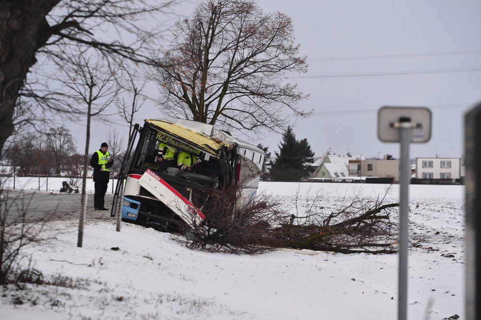 Nedaleko Prahy boural autobus do stromu, na místě zemřela jedna žena.