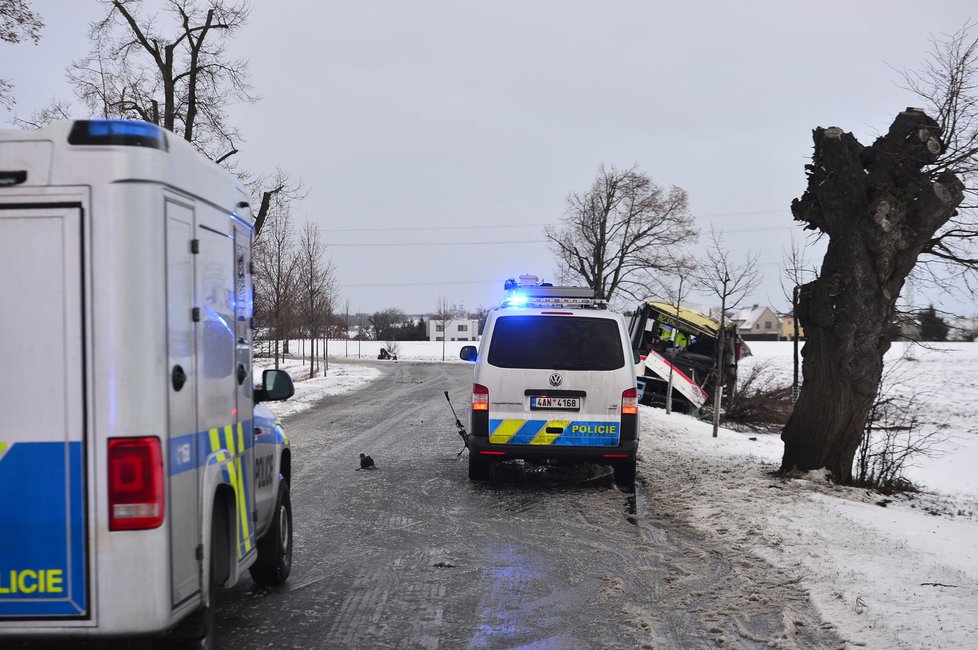 Nedaleko Prahy boural autobus do stromu, na místě zemřela jedna žena.