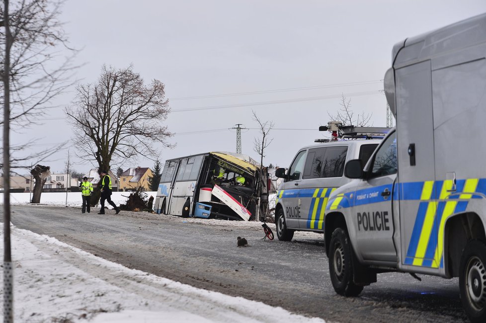 Nedaleko Prahy boural autobus do stromu, na místě zemřela jedna žena.