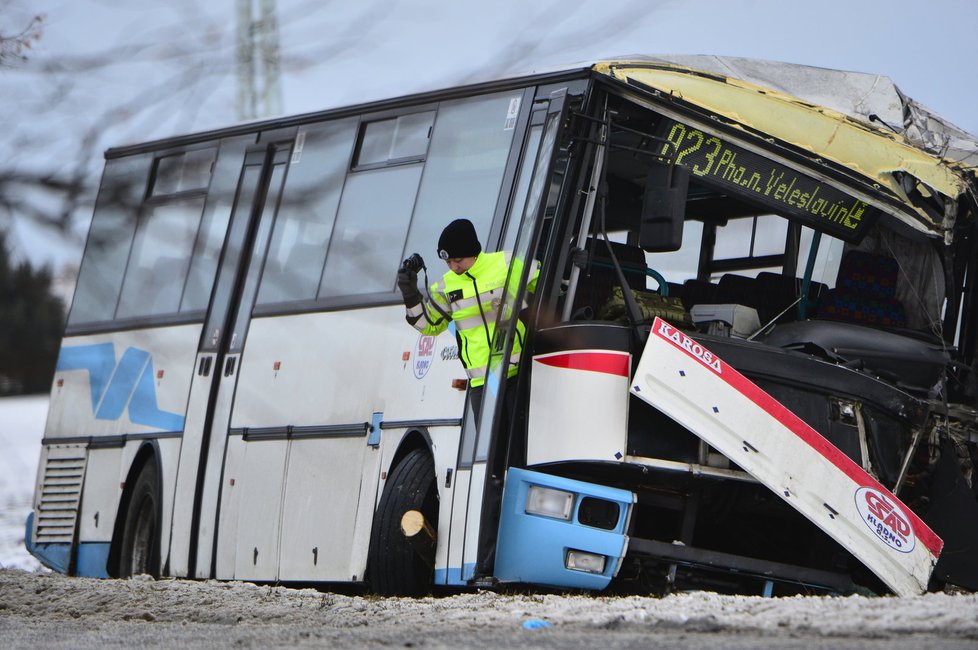 U Prahy boural linkový autobus do stromu, při nehodě zemřela žena.