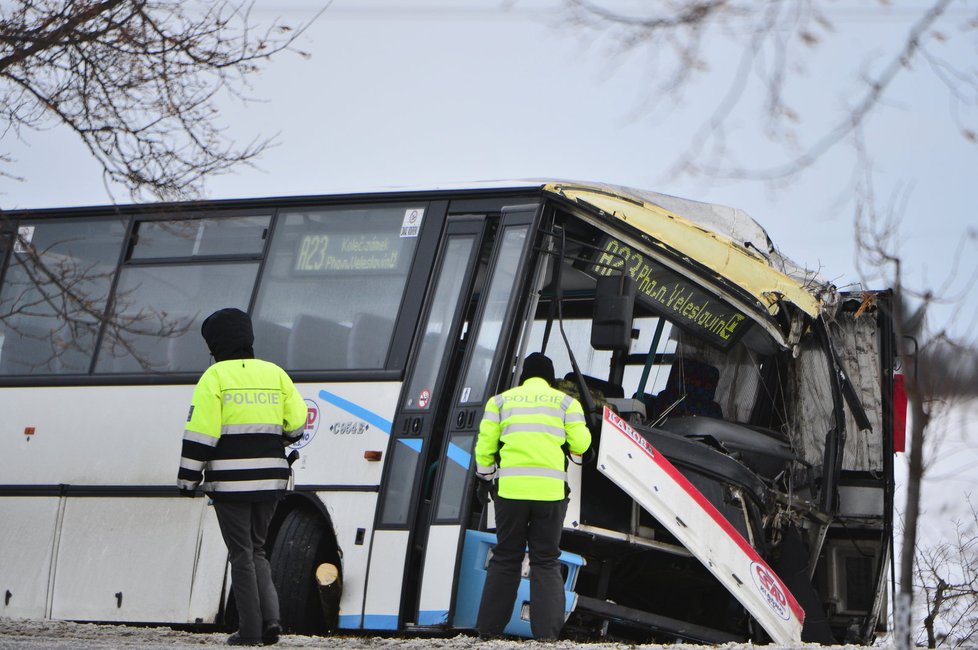 U Prahy boural linkový autobus do stromu, při nehodě zemřela žena.