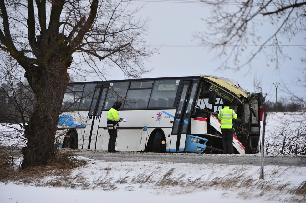 U Prahy boural linkový autobus do stromu, při nehodě zemřela žena.