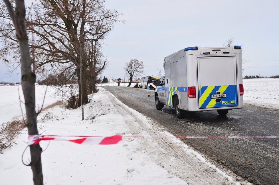 U Prahy boural linkový autobus do stromu, při nehodě zemřela žena.