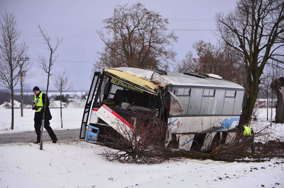 U Prahy boural linkový autobus do stromu, při nehodě zemřela žena.