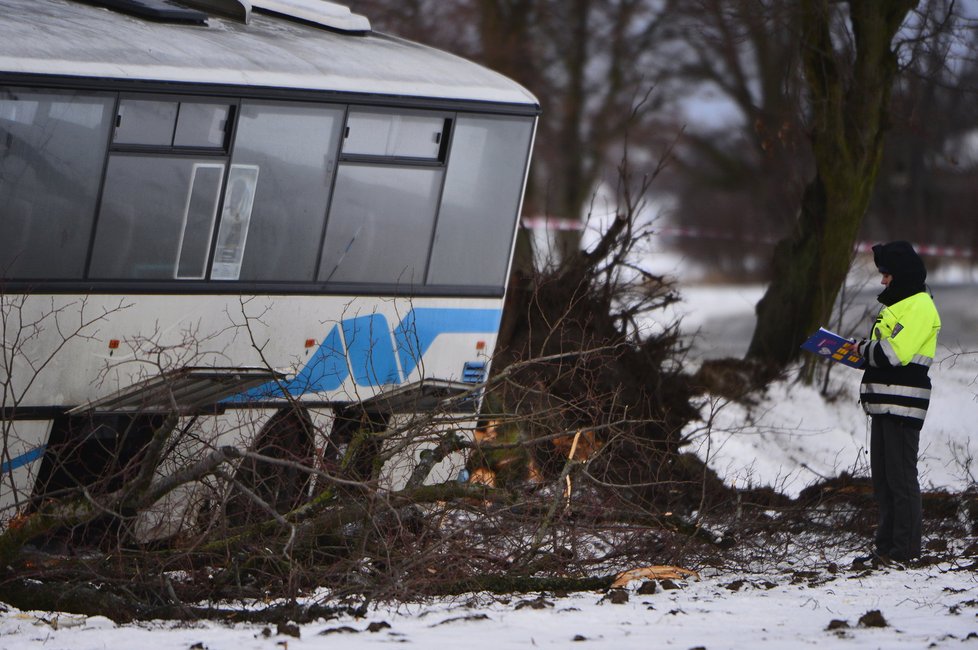 U Prahy boural linkový autobus do stromu, při nehodě zemřela žena.