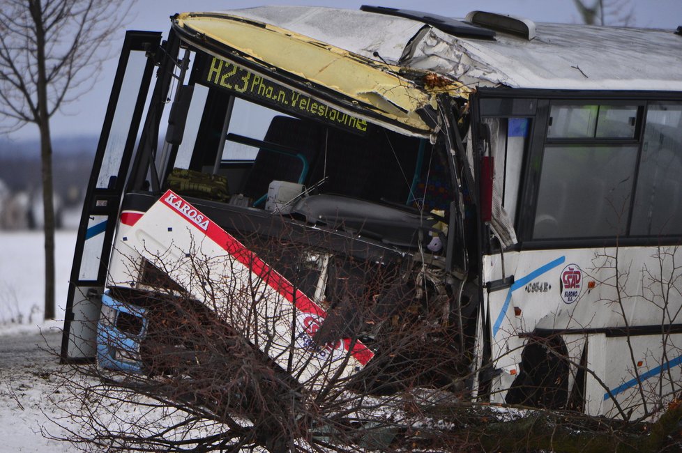 U Prahy boural linkový autobus do stromu, při nehodě zemřela žena.