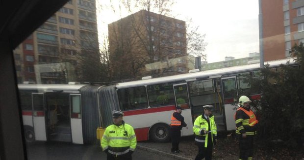 Kloubový autobus skončil v Hostivaři kvůli námraze mimo vozovku.
