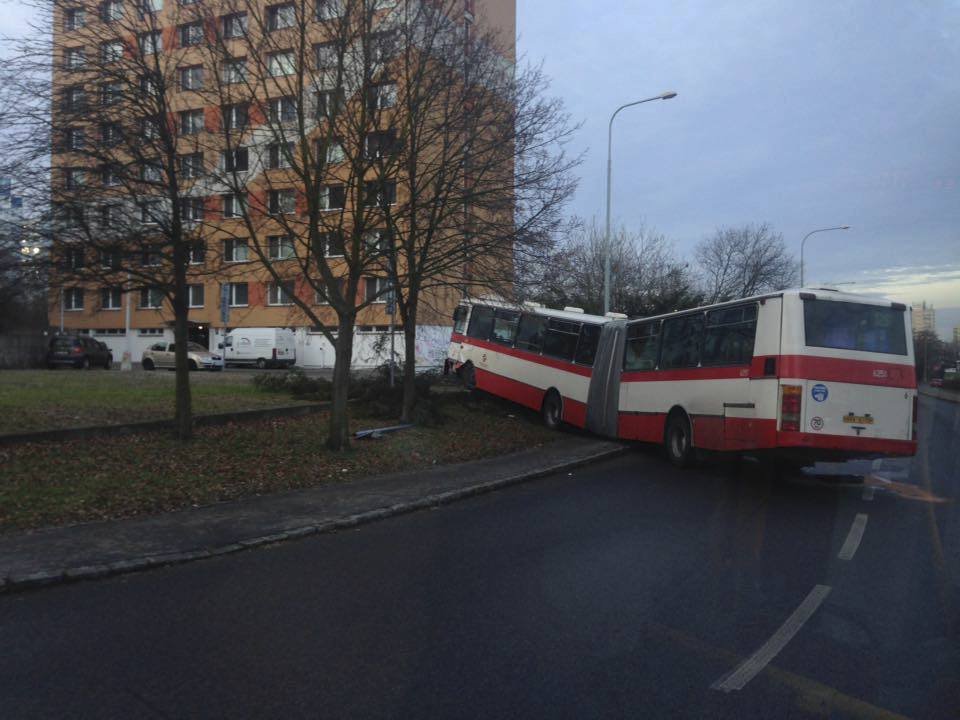 Kloubový autobus skončil v Hostivaři kvůli námraze mimo vozovku.
