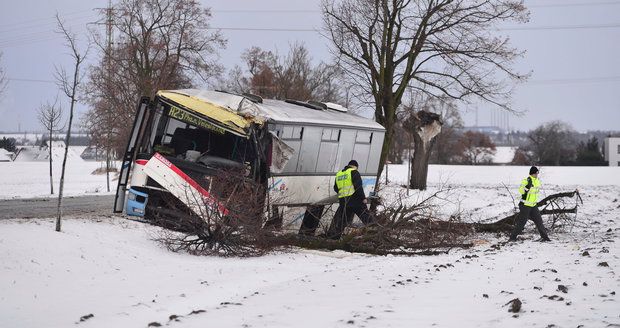 Linkový autobus nedaleko Prahy boural do stromu, na místě zemřela žena.