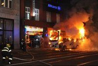 VIDEO: Autobus v centru Prahy shořel na prach! Škoda 1,5 milionu, oheň poškodil i fasádu domu