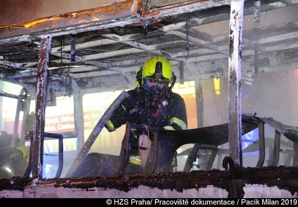 V centru Prahy hořel autobus soukromého dopravce.