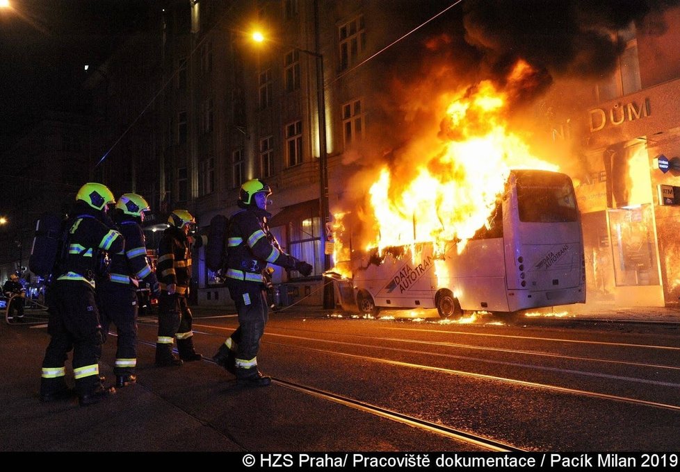 V centru Prahy hořel autobus soukromého dopravce.