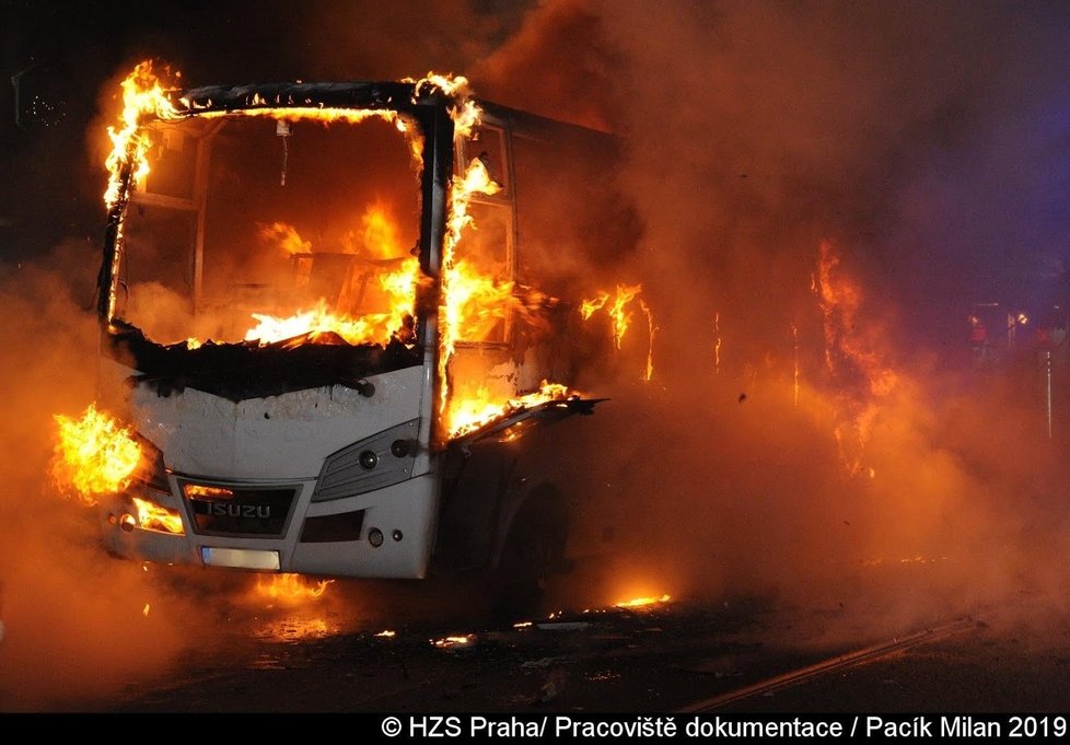 V centru Prahy hořel autobus soukromého dopravce.