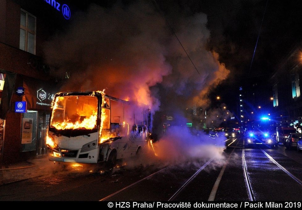 V centru Prahy hořel autobus soukromého dopravce.
