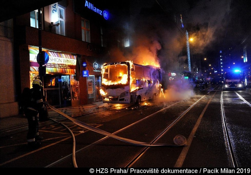 V centru Prahy hořel autobus soukromého dopravce.