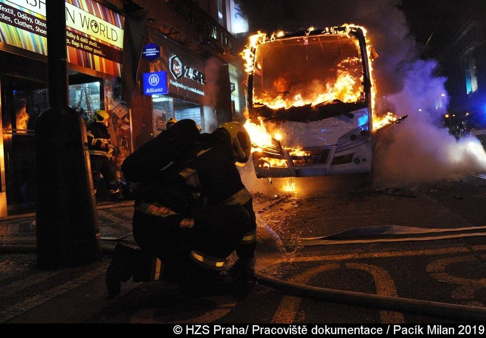 V centru Prahy hořel autobus soukromého dopravce.