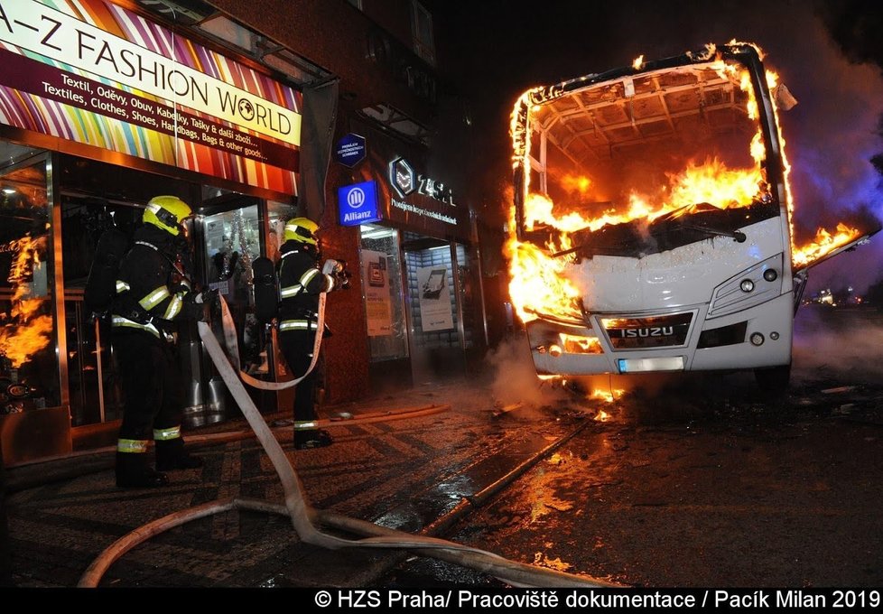 V centru Prahy hořel autobus soukromého dopravce.