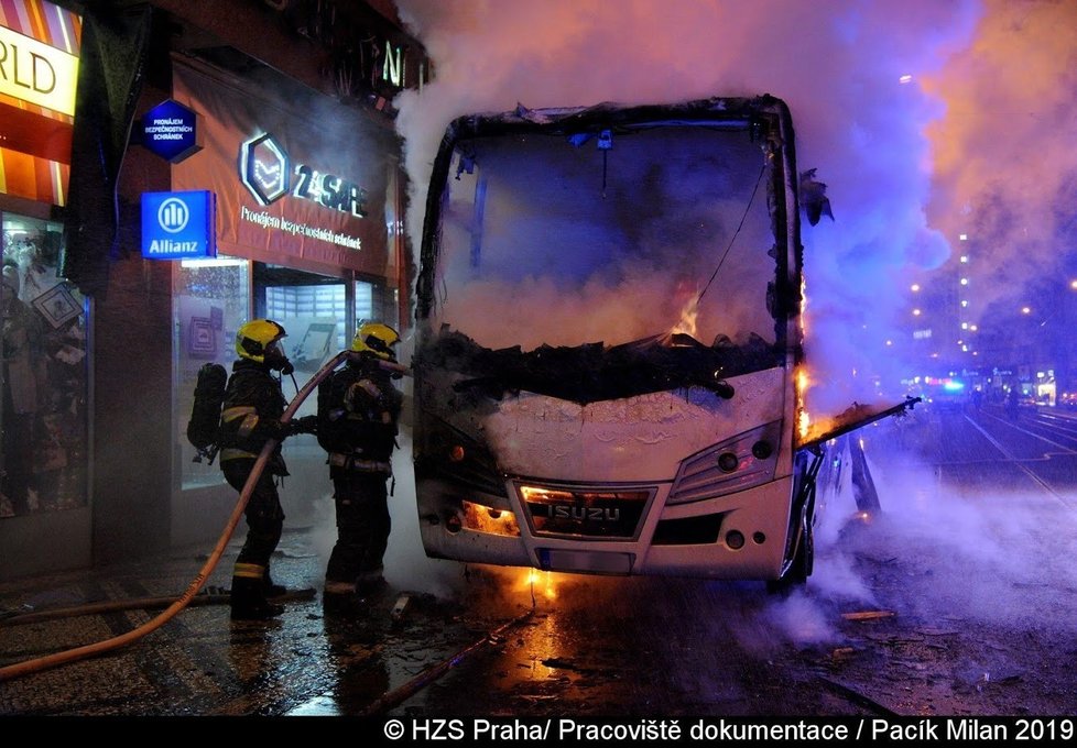 V centru Prahy hořel autobus soukromého dopravce.