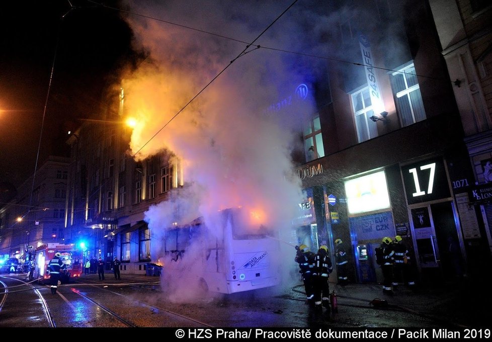 V centru Prahy hořel autobus soukromého dopravce.