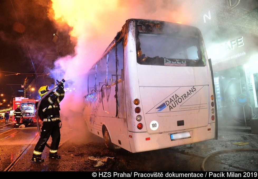 V centru Prahy hořel autobus soukromého dopravce.