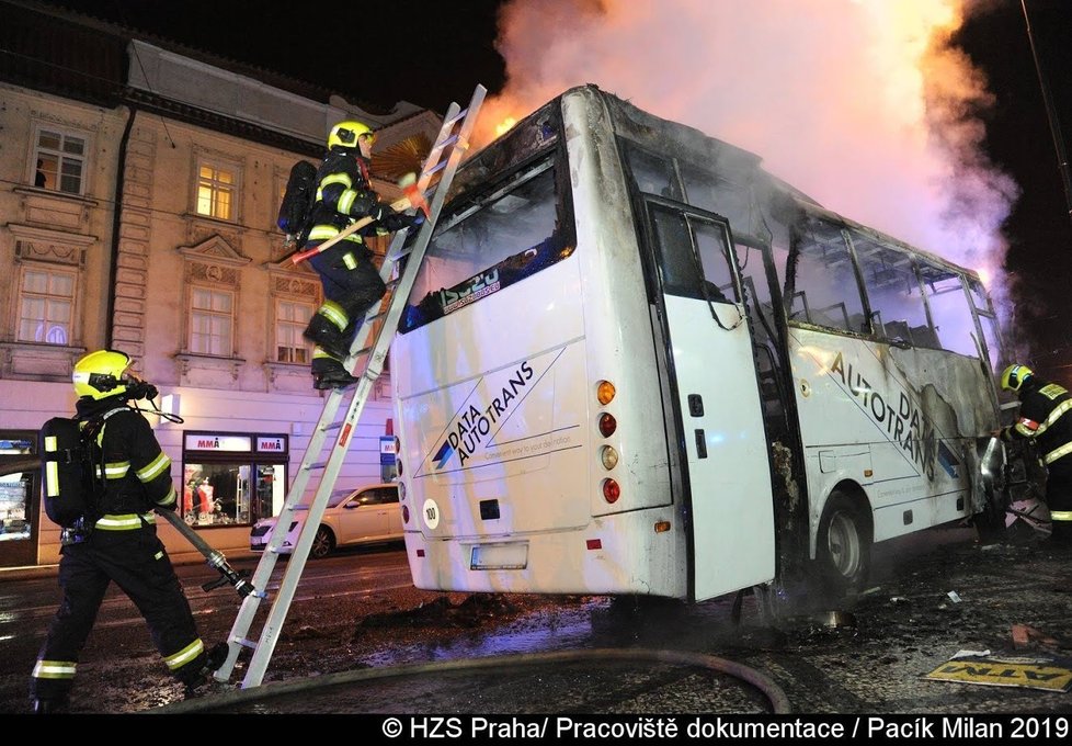 V centru Prahy hořel autobus soukromého dopravce.