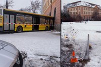 Autobus naboural do pošty: Řidič za jízdy zkolaboval