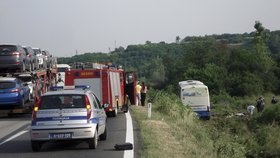 Autobus s českými a slovenskými turisty havaroval cestou z Řecka v Srbsku.