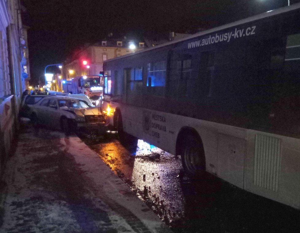 Autobus v Chebu naboural do 11 zaparkovaných aut.