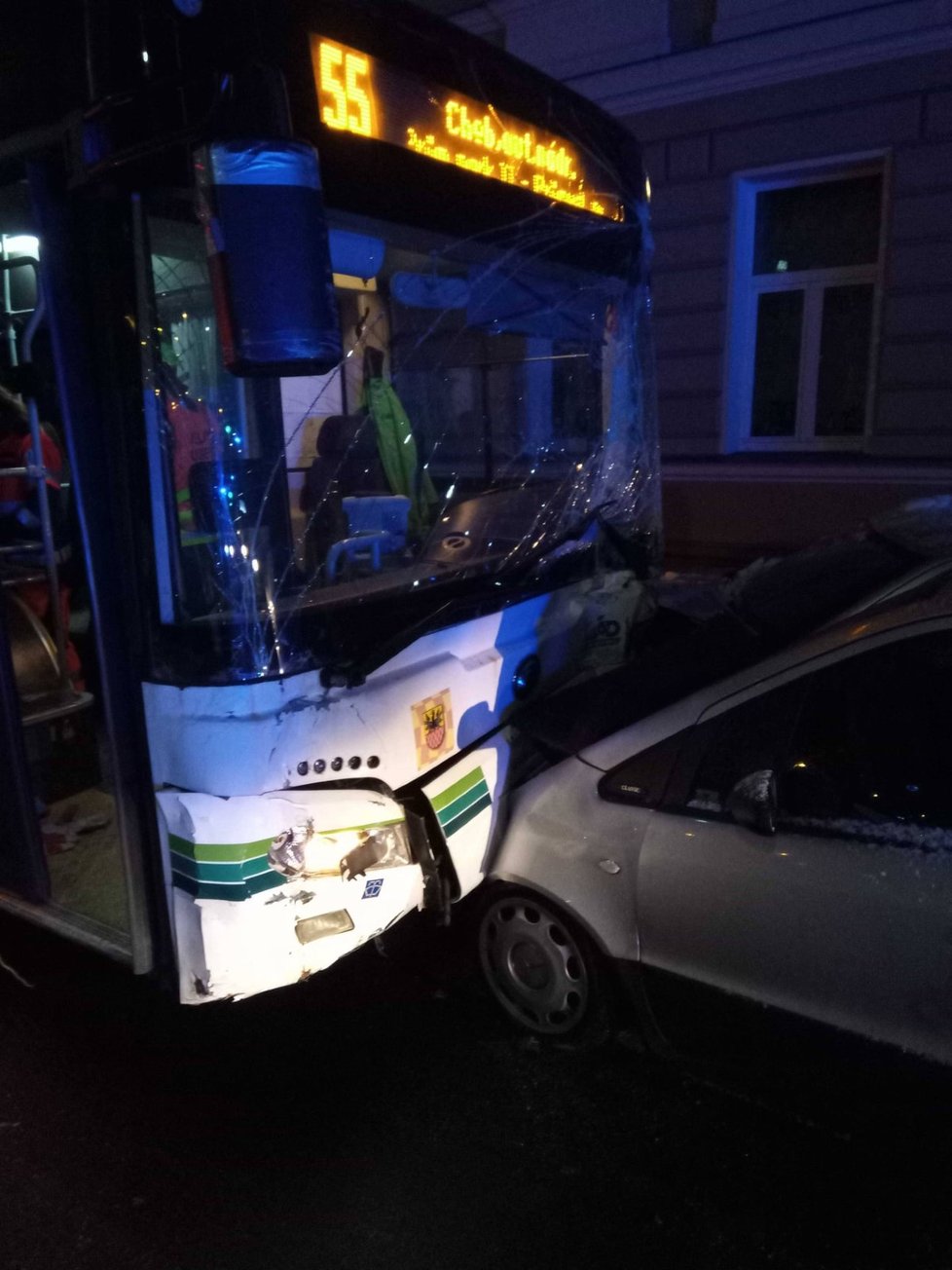 Autobus v Chebu naboural do 11 zaparkovaných aut.