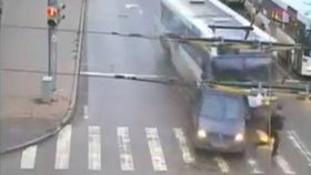 Neovladatelný autobus málem smetl na přechodu chodce