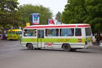 Autobus vyletěl ze silnice do řeky: Čína hlásí nejméně 10 mrtvých a pohřešované