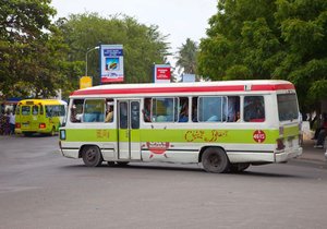 Autobus vyletěl ze silnice do vody.