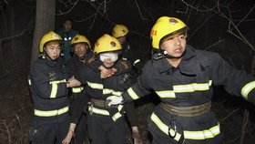 Záchranáři museli ve špatném terénu zraněné nosit na zádech.
