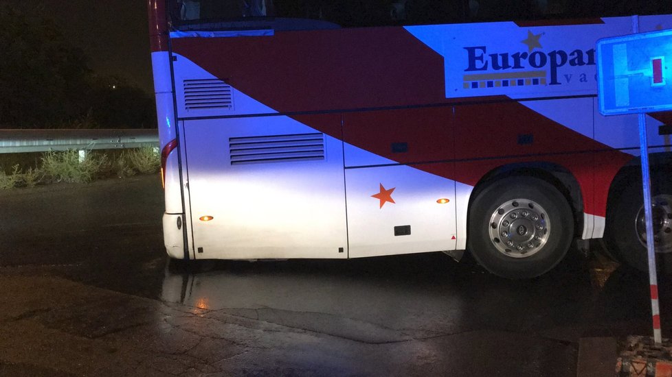 Ve Vysočanské se šprajcnul autobus. Vyprostit ho museli hasiči.