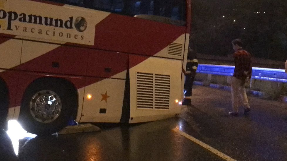 Ve Vysočanské se šprajcnul autobus. Vyprostit ho museli hasiči.