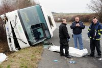 Autobus u Slaného sjel do příkopu, řidič zemřel