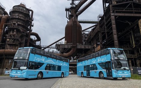 Charakteristické průmyslové zařízení Ostravy a pod ním nové autobusy.
