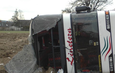 Za nehodu Čechů v Řecku může možná řidička autobusu