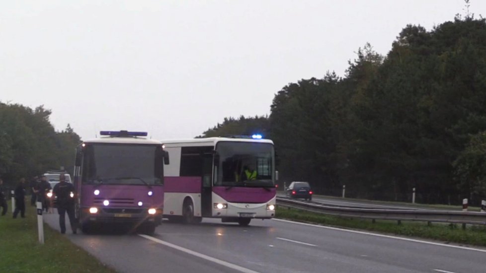 Na D10 havaroval autobus plný vězňů.