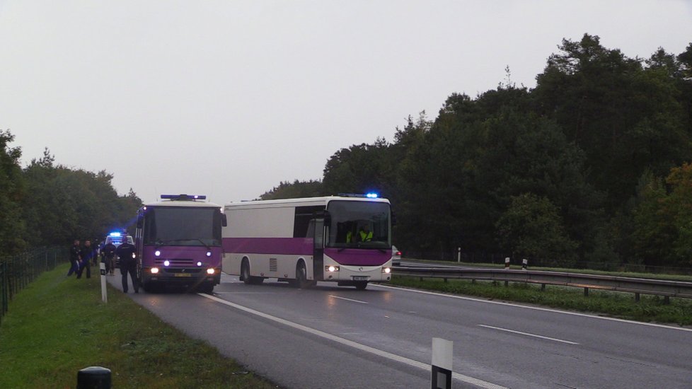 Na D10 havaroval autobus plný vězňů.