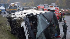 V Německu se převrátil autobus s dětmi. Jedno nepřežilo.