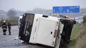 V Německu se převrátil autobus s dětmi. Jedno nepřežilo.