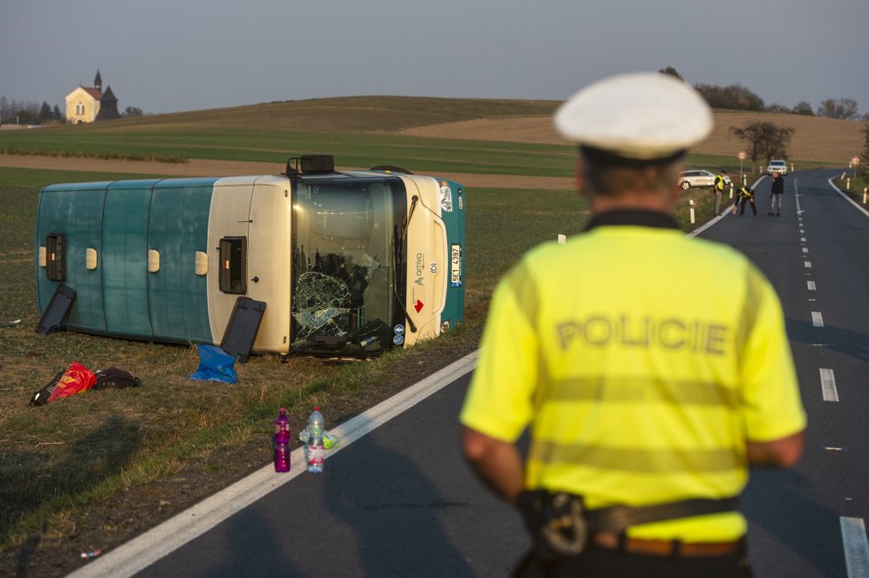 Autobus havaroval u Pardubic.