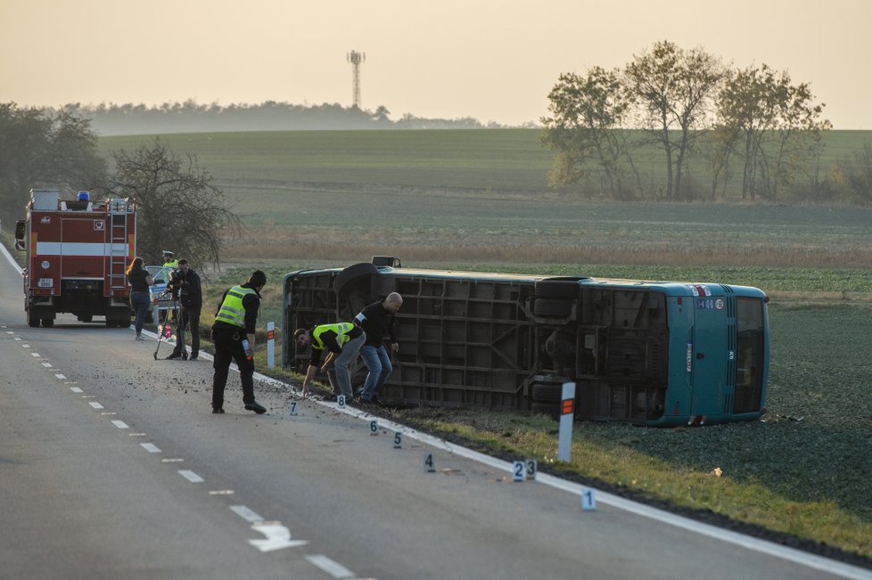 Autobus havaroval u Pardubic.